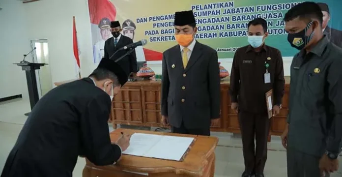 Tingkatkan Kinerja Pengadaan di Buton, Lima Pejabat Fungsional Dilantik