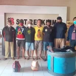 Polisi Gerebek Sabung Ayam di Kendari, Pelaku dan 9 Ekor Ayam Diamankan Polisi Gerebek Sabung Ayam di Kendari, Pelaku dan 9 Ekor Ayam Diamankan