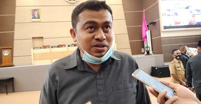 Anggota Badan Pembuatan Peraturan Daerah (Bapemperda) DPRD Kota kendari La Yuli