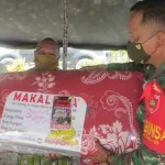 Pangdam Hasanuddin Berbagi dengan Korban Banjir di Kolut Pangdam Hasanuddin Berbagi dengan Korban Banjir di Kolut