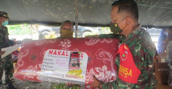 Pangdam Hasanuddin Berbagi dengan Korban Banjir di Kolut