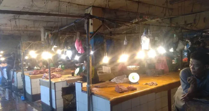 PASAR BASAH - Suasana Pasar Basah di Mandonga terpantau normal (20/1/2021). (M12/ZONASULTRA.COM) Harga Daging Sapi di Kendari Masih Normal