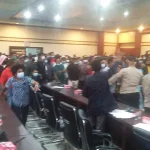Buruh Pelabuhan Kendari Mengamuk Saat Rapat Pemindahan Terminal Kapal Wawonii Buruh Pelabuhan Kendari Mengamuk Saat Rapat Pemindahan Terminal Kapal Wawonii