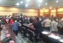 Buruh Pelabuhan Kendari Mengamuk Saat Rapat Pemindahan Terminal Kapal Wawonii Buruh Pelabuhan Kendari Mengamuk Saat Rapat Pemindahan Terminal Kapal Wawonii