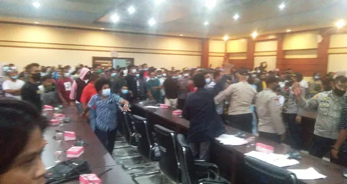 ricuh Buruh Pelabuhan Kendari Mengamuk Saat Rapat Pemindahan Terminal Kapal Wawonii