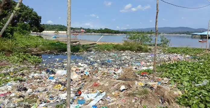 Sampah Plastik Tertumpuk, Warga Sambuli Keluhkan Mobil Pengangkut