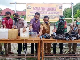 Polsek Siompu Musnahkan Ratusan Liter Miras Tradisional Polsek Siompu Musnahkan Ratusan Liter Miras Tradisional