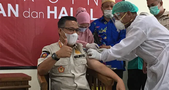 Iklan ZonasultraUsai Disuntik Vaksin, Wali Kota Sulkarnain Diminta Istirahat 30 Menit