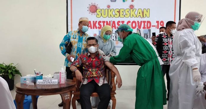 Sulkarnain Terima Suntikan Vaksin Kedua, Masyarakat Diminta Tidak Takut