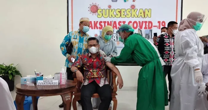vaksin II Sulkarnain Terima Suntikan Vaksin Kedua, Masyarakat Diminta Tidak Takut