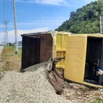Truk Bermuatan Batu Split Terbalik di Jalan Bypass Kolut Truk Bermuatan Batu Split Terbalik di Jalan Bypass Kolut