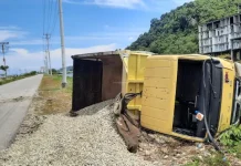 Truk Bermuatan Batu Split Terbalik di Jalan Bypass Kolut Truk Bermuatan Batu Split Terbalik di Jalan Bypass Kolut