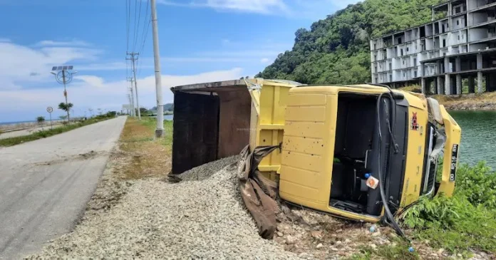 Truk Bermuatan Batu Split Terbalik di Jalan Bypass Kolut