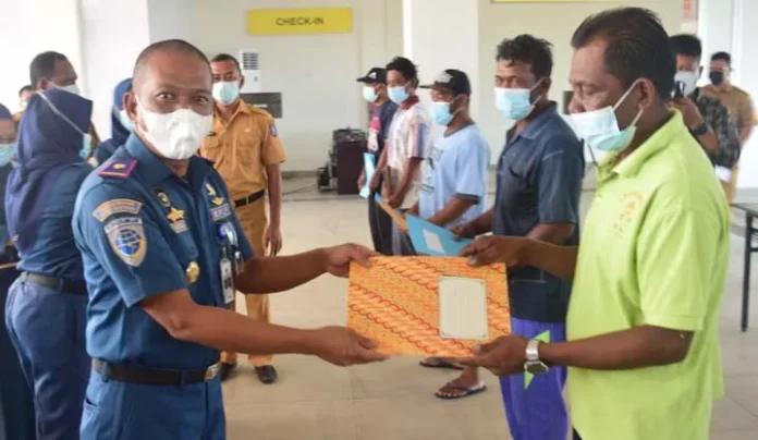 Lewat Program Pengukuran Kapal, Nelayan Wakatobi Terima Pas Kecil