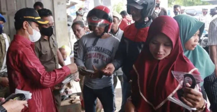 Bupati Buton Kembali Bagikan 3.000 Masker Gratis ke Masyarakat