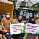 Wali Kota Kendari Serahkan Klaim BPJAMSOSTEK ke Keluarga Nelayan Wali Kota Kendari Serahkan Klaim BPJAMSOSTEK ke Keluarga Nelayan