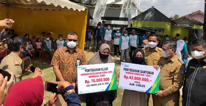 Wali Kota Kendari Serahkan Klaim BPJAMSOSTEK ke Keluarga Nelayan