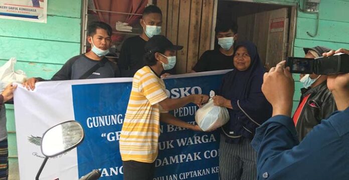 GJP Serahkan 383 Paket Sembako ke Lansia Terdampak Covid-19 di Gunung Jati