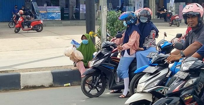 Demi Kebutuhan Hidup, Penjual Tisu Masih Marak di Lampu Merah Kendari