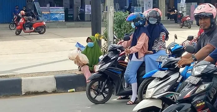 penjualtisu Demi Kebutuhan Hidup, Penjual Tisu Masih Marak di Lampu Merah Kendari