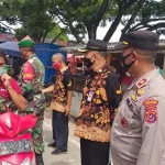 Polsek Abeli Bagi-bagi Masker Gratis ke Pedagang Polsek Abeli Bagi-bagi Masker Gratis ke Pedagang