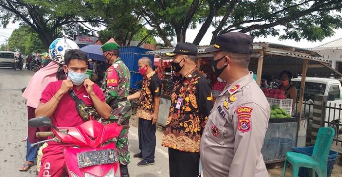 Polsek Abeli Bagi-bagi Masker Gratis ke Pedagang