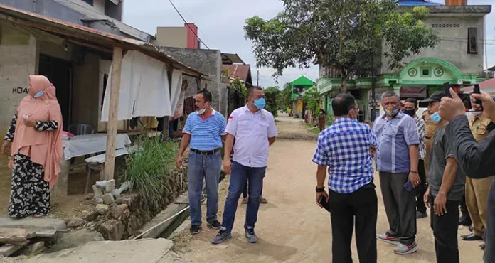 Reses di Wundumbatu, AJP Bantu 50 Sak Semen untuk Perbaikan Jalan