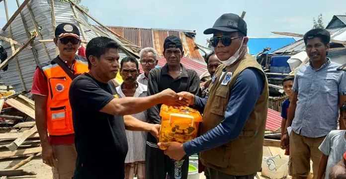 Pemkab Mubar Beri Bantuan Korban Angin Puting Beliung di Tiworo Utara
