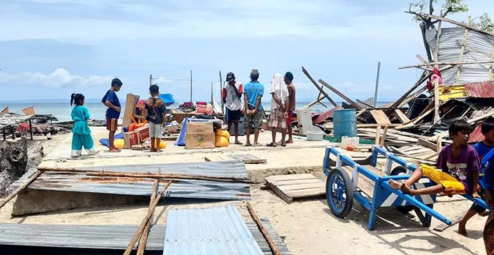 Pemkab Mubar Beri Bantuan Korban Angin Puting Beliung di Tiworo Utara