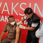 10 Pejabat Publik di Kolut Jalani Suntik Vaksin Covid-19 10 Pejabat Publik di Kolut Jalani Suntik Vaksin Covid-19