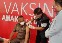 10 Pejabat Publik di Kolut Jalani Suntik Vaksin Covid-19 10 Pejabat Publik di Kolut Jalani Suntik Vaksin Covid-19