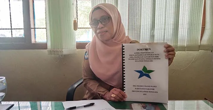 Kepala sekolah (Kepsek) SMANDU Wangiwangi, Hasanuddin melalui kepala perpustakaan Asnuru