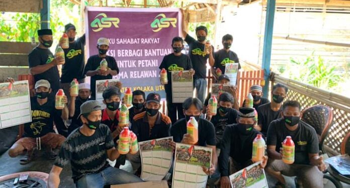 Komunitas Relawan ASR Kolut Salurkan Bantuan Pestisida ke Petani