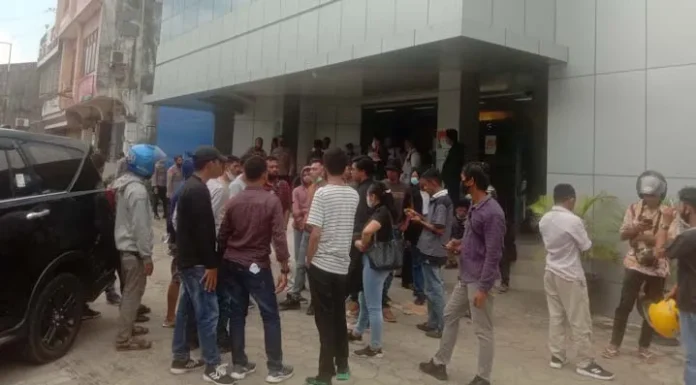 PSX_20210316_061219 Dinilai PHK Karyawan Secara Sepihak, BRI Samratulangi Kendari Didemo