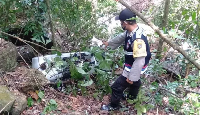 PSX_20210326_194953 Hilang Kendali, Minibus di Kolut Terjun ke Jurang Sedalam 25 Meter