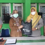 BP Jamsostek Sultra Serahkan Bantuan Sembako ke Lansia yang Divaksin Covid-19 BP Jamsostek Sultra Serahkan Bantuan Sembako ke Lansia yang Divaksin Covid-19