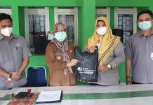 BP Jamsostek Sultra Serahkan Bantuan Sembako ke Lansia yang Divaksin Covid-19 BP Jamsostek Sultra Serahkan Bantuan Sembako ke Lansia yang Divaksin Covid-19