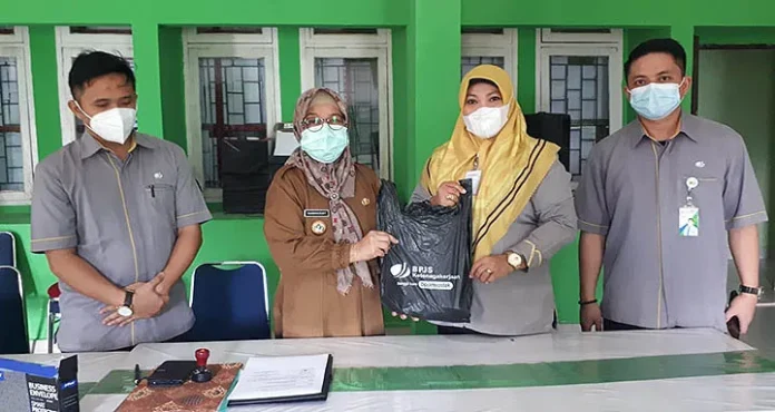 BP Jamsostek Sultra Serahkan Bantuan Sembako ke Lansia yang Divaksin Covid-19