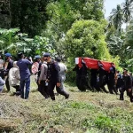 Jenazah Briptu Herlis Disambut Ratusan Warga Kolut Jenazah Briptu Herlis Disambut Ratusan Warga Kolut