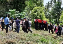 Jenazah Briptu Herlis Disambut Ratusan Warga Kolut Jenazah Briptu Herlis Disambut Ratusan Warga Kolut