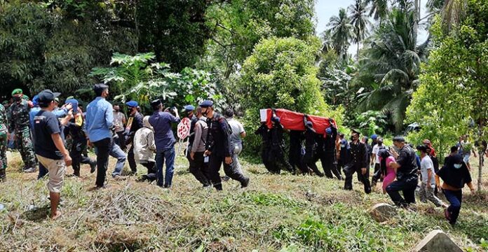 Jenazah Briptu Herlis Disambut Ratusan Warga Kolut