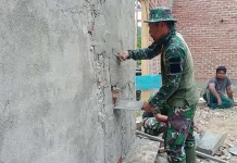 Hari ke Tiga TMMD di Buton, Personel TNI Bangun Masjid Hari ke Tiga TMMD di Buton, Personel TNI Bangun Masjid