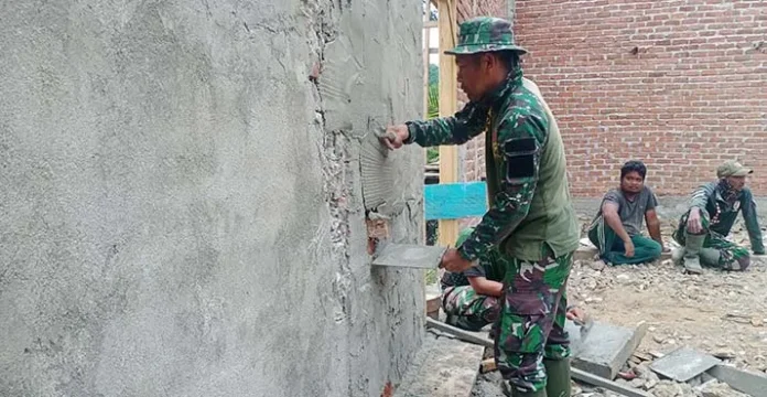 Hari ke Tiga TMMD di Buton, Personel TNI Bangun Masjid