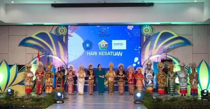 Para Istri Kepala Daerah di Sultra Ikuti Lomba Fashion Show Pakaian Adat Pengantin