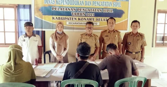 Disdukcapil Konsel Gelar Pelayanan Keliling