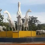 Satu Ornamen Tugu Kuda di Punto Mubar Roboh Satu Ornamen Tugu Kuda di Punto Mubar Roboh