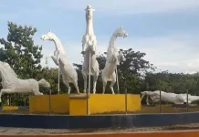 Satu Ornamen Tugu Kuda di Punto Mubar Roboh Satu Ornamen Tugu Kuda di Punto Mubar Roboh