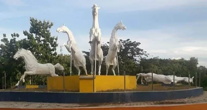 kuda mubar Satu Ornamen Tugu Kuda di Punto Mubar Roboh