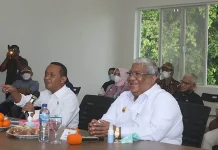 Kepala BKPM Tinjau Tambang Aspal di Buton Kepala BKPM Tinjau Tambang Aspal di Buton