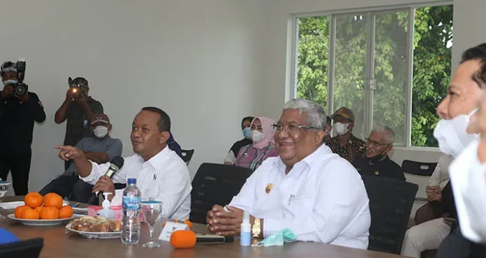 Kepala BKPM Tinjau Tambang Aspal di Buton